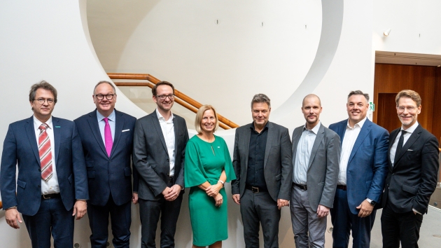 Bosch, SAP, Schwarz-Gruppe und Co. investieren in das deutsche KI-Start-up Aleph Alpha - Neue Finanzierungsrunde (v.l.): Dr. Utz-Uwe Haus (Leiter HPC/AI EMEA Research Lab), Harald Christ (Chairman Christ&Company), Thomas Saueressig (CPO SAP), Dr. Tanja Rückert (CDO Bosch), Dr. Robert Habeck (Bundesminister für Wirtschaft und Klimaschutz), Jonas Andrulis (Founder and CEO Aleph Alpha), Rolf Schumann (Co-CEO Schwarz Digits), Dr. Florian Stegmann (Leiter Staatskanzlei im Staatsministerium Baden-Württemberg) - Quelle: Christ & Compan/Schwarz Unternehmenskommunikation GmbH & Co. KG